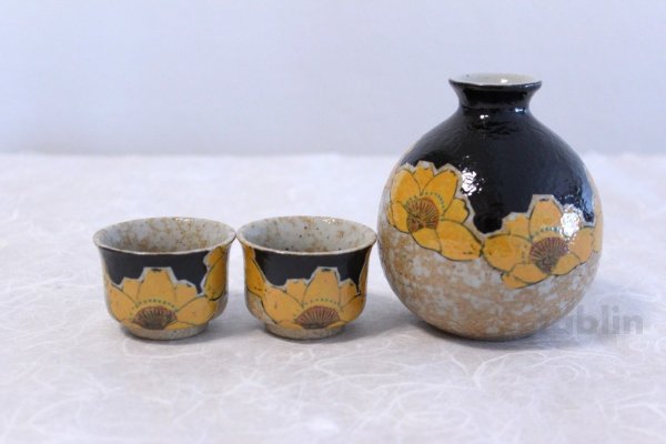 Photo1: Kutani Porcelain Japanese Sake cup & Sake bottle set Kinka cha soroe