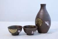 Kutani yaki ware Tukimi usagi Japanese Sake cup and Sake bottle set
