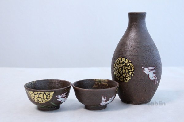 Photo1: Kutani yaki ware Tukimi usagi Japanese Sake cup and Sake bottle set