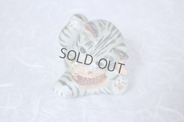 Photo8: Japanese Lucky Cat Kutani Porcelain Maneki Neko yomogi cat hold fish H11.5cm