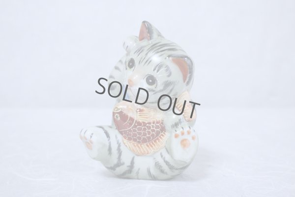 Photo6: Japanese Lucky Cat Kutani Porcelain Maneki Neko yomogi cat hold fish H11.5cm