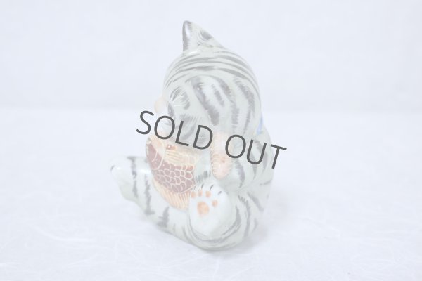Photo4: Japanese Lucky Cat Kutani Porcelain Maneki Neko yomogi cat hold fish H11.5cm