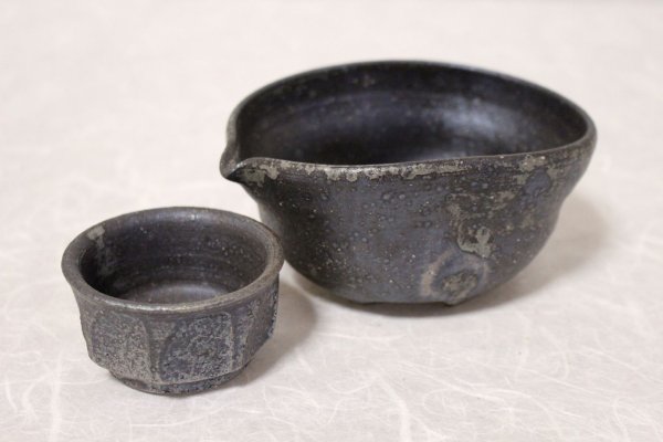 Photo1: Shigaraki pottery Japanese Sake bottle & cup set black shinogi rei shuki