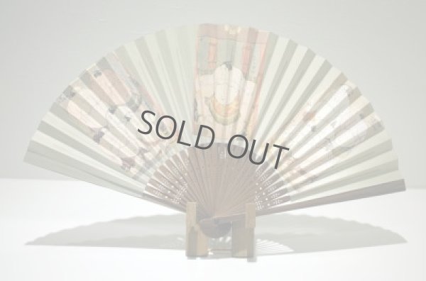 Sumo wrestler into the ring