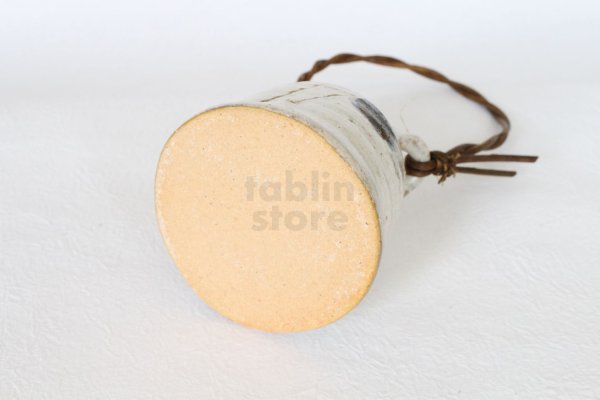 Photo4: Shigaraki pottery Japanese small vase white glaze wood handle maru H 75mm