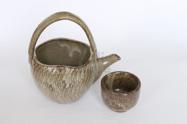 Photo2: Shigaraki pottery Japanese Sake bottle & cup set an tyuki