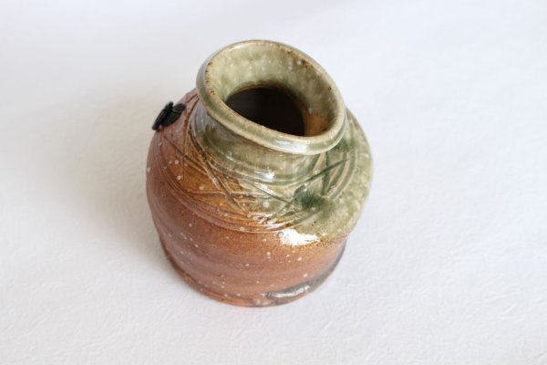 Photo1: Shigaraki pottery MG Japanese wall-hanging vase ko uzukumaru H10.5cm