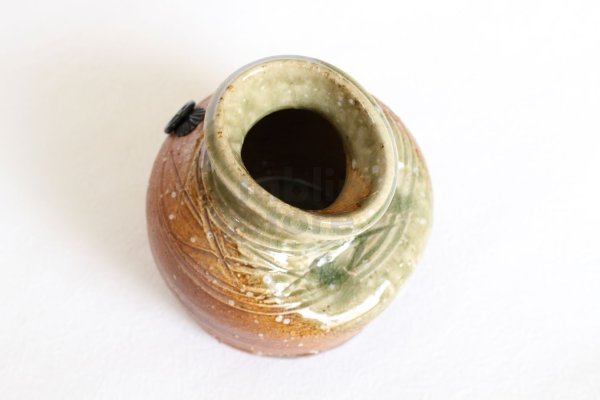 Photo2: Shigaraki pottery MG Japanese wall-hanging vase ko uzukumaru H10.5cm