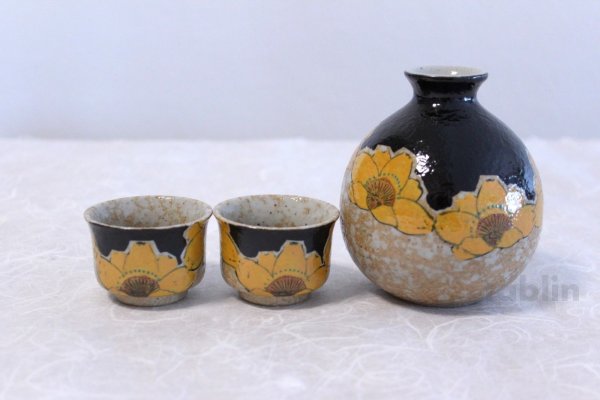 Photo1: Kutani Porcelain Japanese Sake cup & Sake bottle set Kinka cha soroe (1)