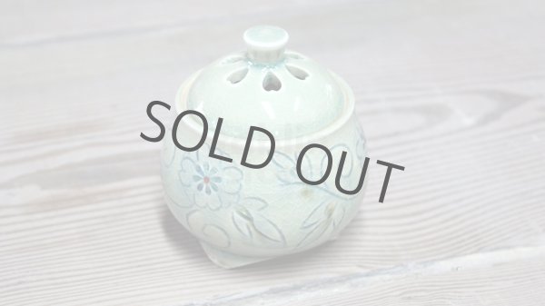 Photo1: Kiyomizu porcelain Japanese incense burner Minoru Ando karakusa haiyu koro H9cm (1)