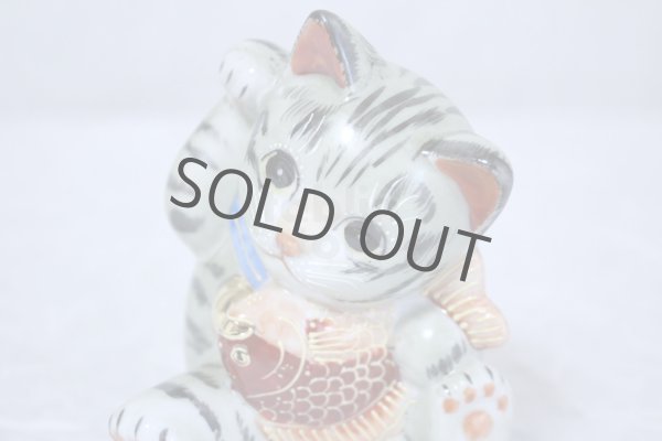 Photo7: Japanese Lucky Cat Kutani Porcelain Maneki Neko yomogi cat hold fish H11.5cm (7)