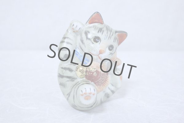 Photo2: Japanese Lucky Cat Kutani Porcelain Maneki Neko yomogi cat hold fish H11.5cm (2)