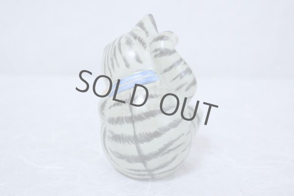 Photo3: Japanese Lucky Cat Kutani Porcelain Maneki Neko yomogi cat hold fish H11.5cm (3)