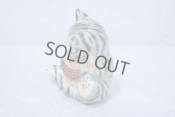 Photo4: Japanese Lucky Cat Kutani Porcelain Maneki Neko yomogi cat hold fish H11.5cm (4)