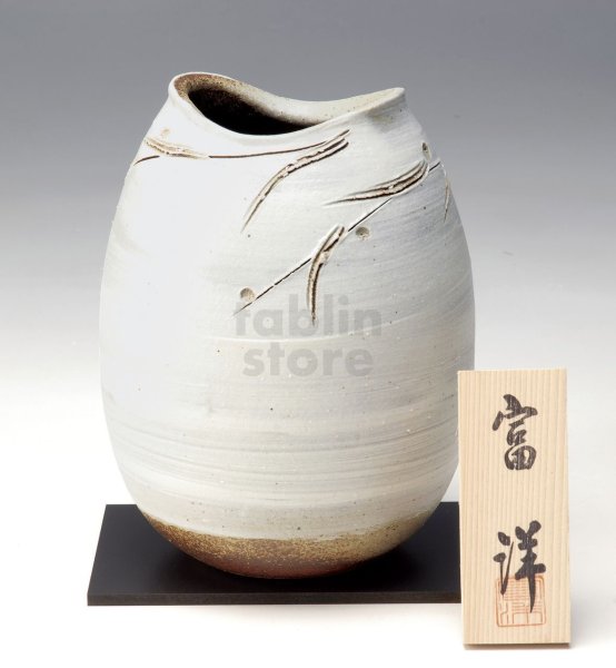 Photo1: Shigaraki Japanese pottery Vase tsuchi shirohake-sasabori H 21cm (1)