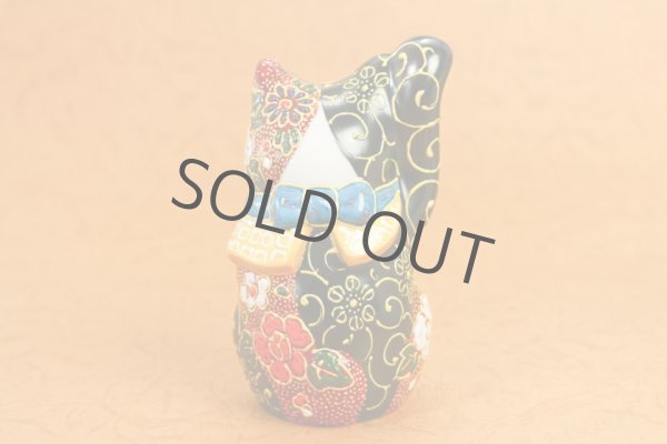 Photo2: Japanese Lucky Cat Kutani Porcelain Maneki Neko yonnana akakuromori H 11.5cm  (2)