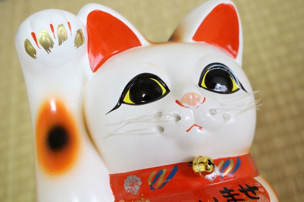 Photo4: Japanese Lucky Cat Tokoname YT Porcelain Maneki Neko bowing Right hand H25cm (4)