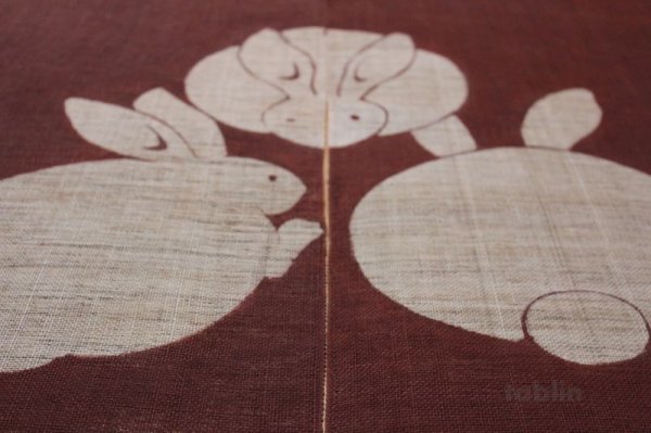 Photo2: Noren Mitsuru Japanese linen door curtain Bengarazome rabbit aka 88 x 150cm (2)