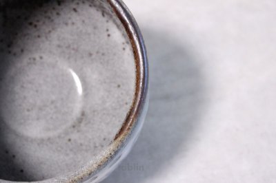 Photo1: Mino yaki ware Japanese tea bowl Nezumi shino ashi wata toka chawan